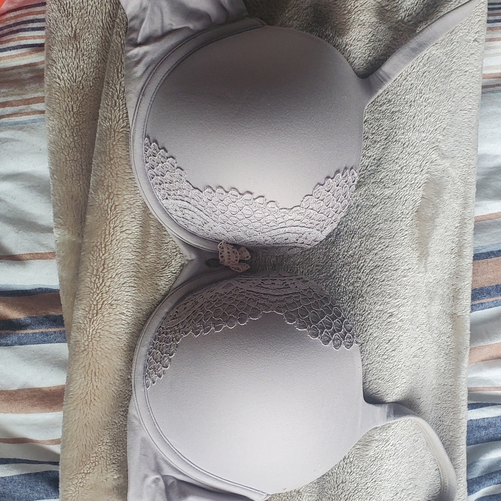 Victoria’s Secret Body by Victoria Light Bra Size 32DD
